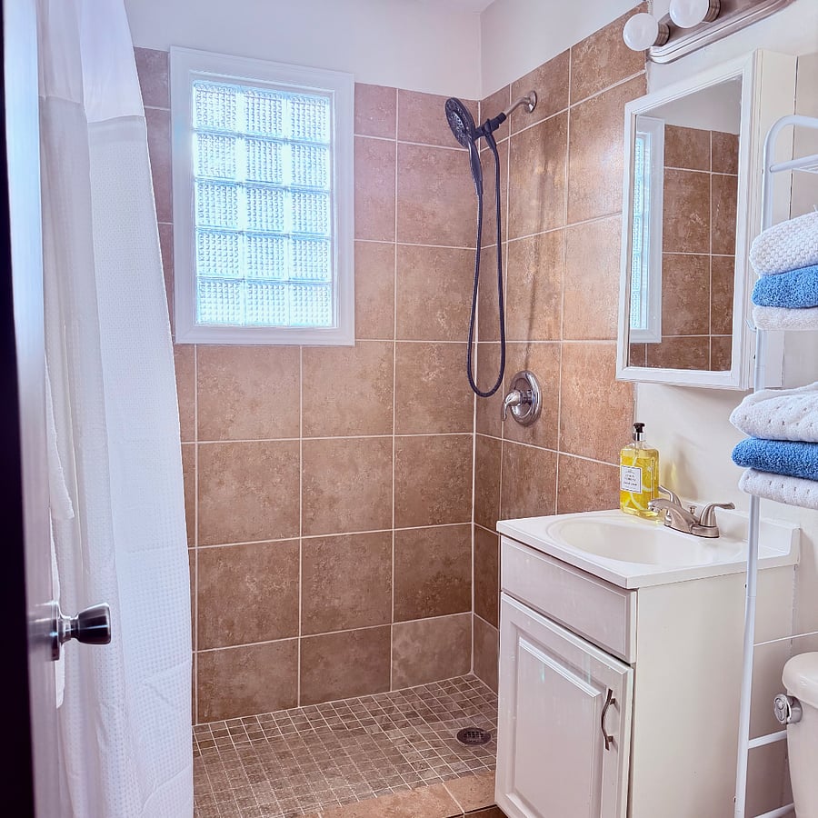 Main level bathroom #2
Unwind in a well-appointed bathroom featuring a versatile multifunctional shower head, fresh towels, hair dryer and complementary shower gel, shampoo and conditioner.