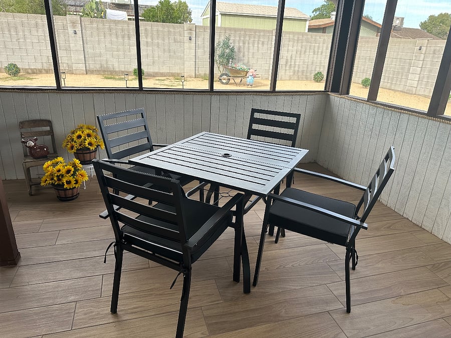 Screen Sunroom Patio w/wicker seating area and table w/4 chars