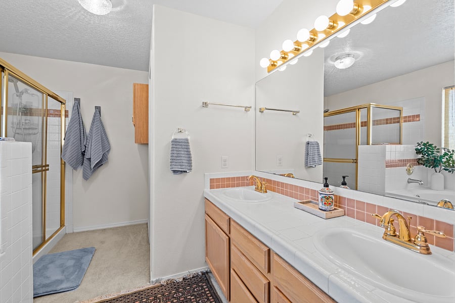 double sinks in master bathroom