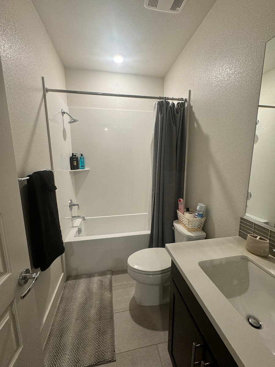 Full bathroom on the second floor.