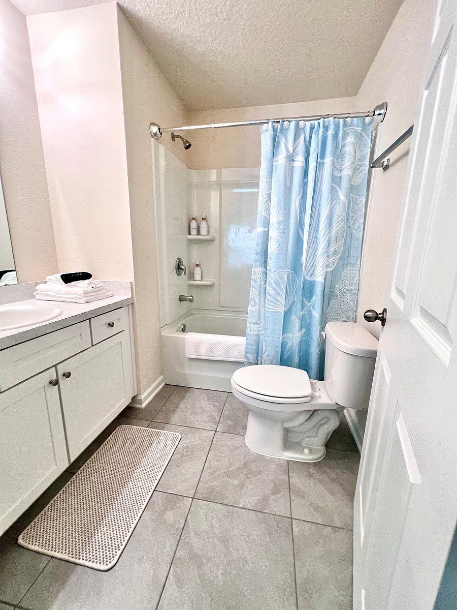 Bathroom 2 with a tub