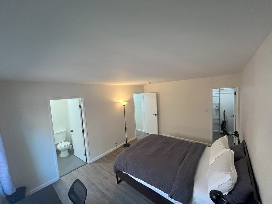 Bedroom 1 (Queen Size Bed)