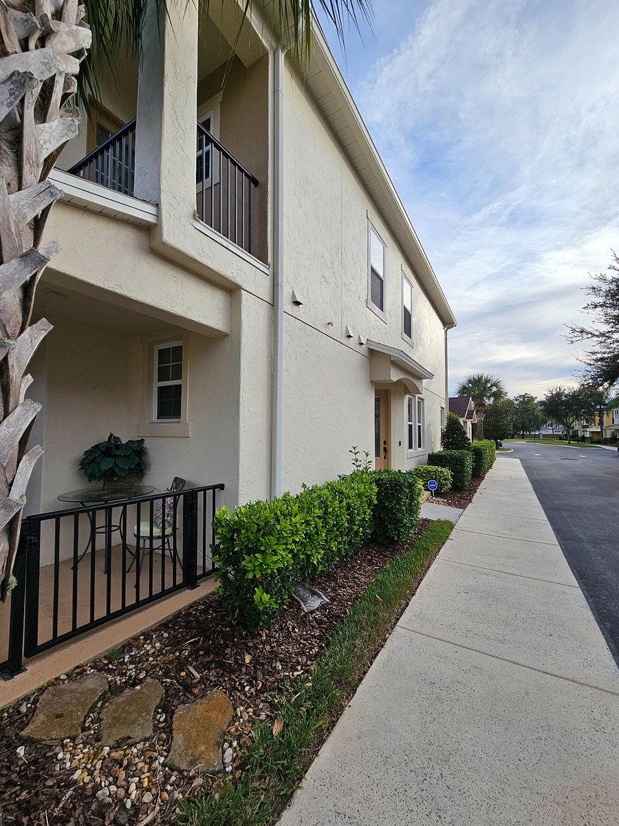 Corner view with side front door