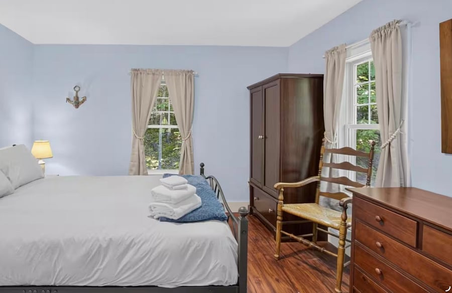 Second bedroom with queen bed