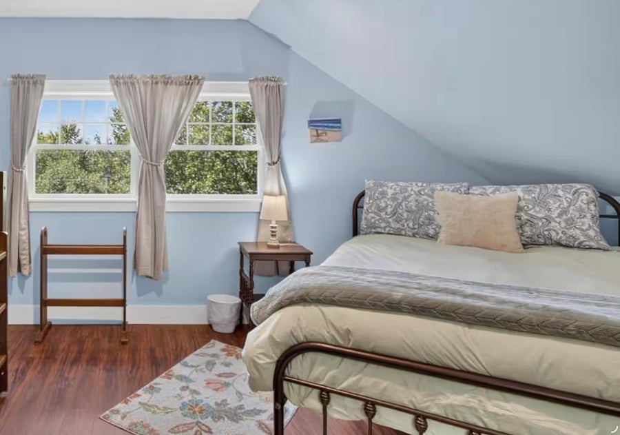 3rd bedroom with queen bed 