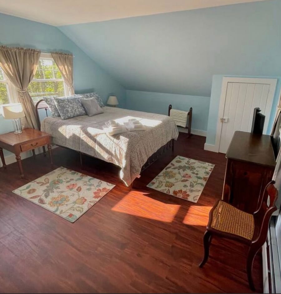 Second bedroom with queen bed