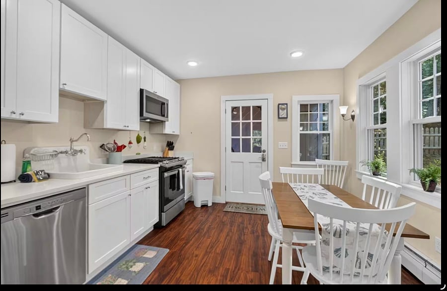 Full kitchen