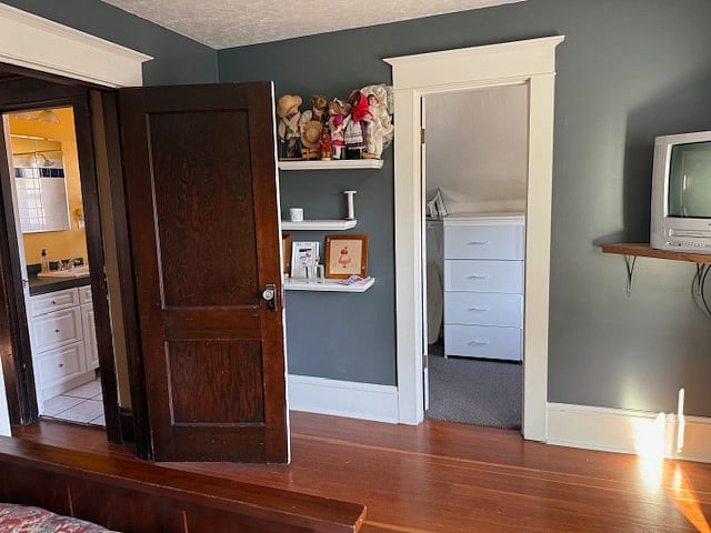 Upstairs bedroom with walk in closet
