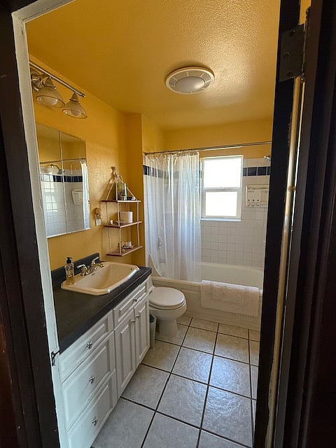 Upstairs full bathroom