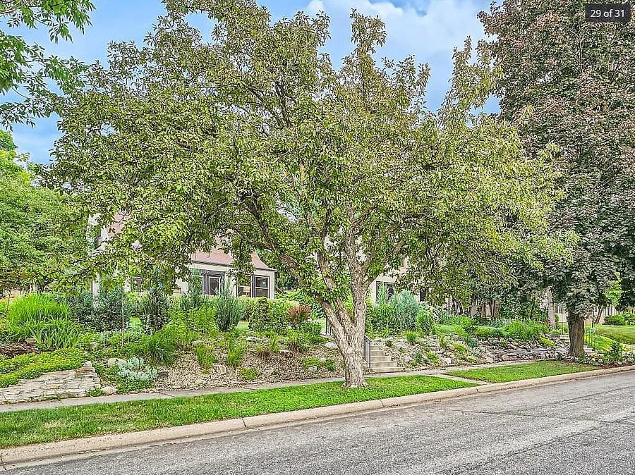 Chippewa Ave and surrounding streets feature plenty of free parking; mature trees provide privacy and ambience. 