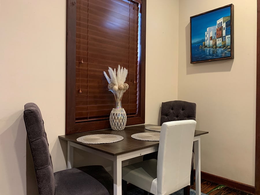 Cozy corner room with private bathroom and desk. Queen bed. Ceiling fan and TV. Wifi. Fully furnished with all bills included. Block out shades. Music themed room. High walk score!