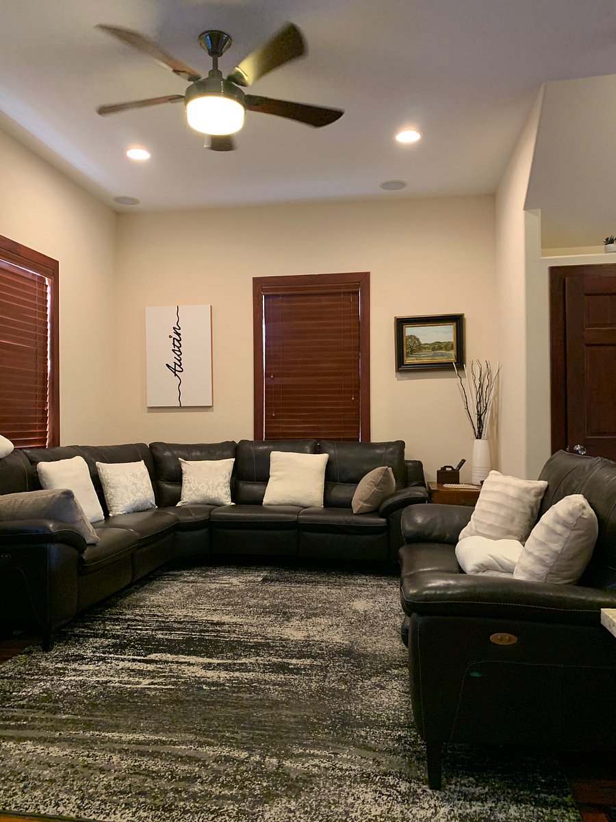 Cozy corner room with private bathroom and desk. Queen bed. Ceiling fan and TV. Wifi. Fully furnished with all bills included. Block out shades. Music themed room. Most desired neighborhood in Austin!