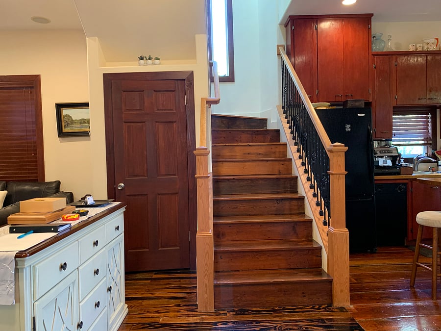 Cozy corner room with private bathroom and desk. Queen bed. Ceiling fan and TV. Wifi. Fully furnished with all bills included. Block out shades. Music themed room. Common areas are cleaned by host. Washer and Dryer on site.