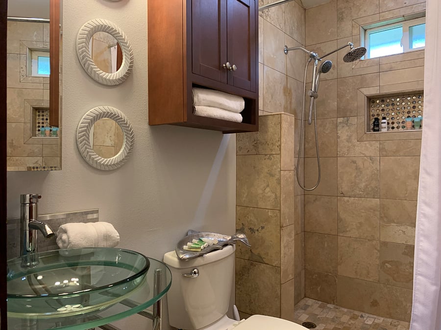 Cozy corner room with private bathroom and desk. Queen bed. Ceiling fan and TV. Wifi. Fully furnished with all bills included. Block out shades. Music themed room. East Austin House.