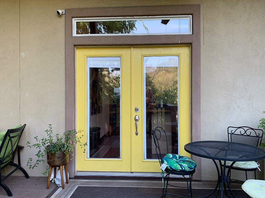 Cozy corner room with private bathroom and desk. Queen bed. Ceiling fan and TV. Wifi. Fully furnished with all bills included. Block out shades. Music themed room. Deck and backyard!