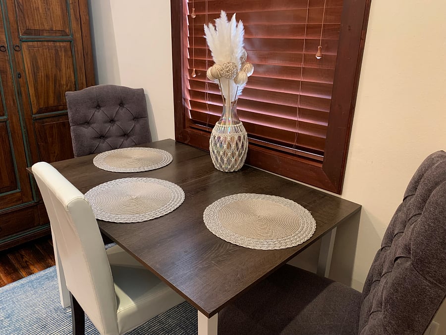 Cozy corner room with private bathroom and desk. Queen bed. Ceiling fan and TV. Wifi. Fully furnished with all bills included. Block out shades. Music themed room. Quick drive to Austin airport.
