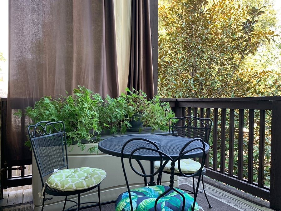 Cozy corner room with private bathroom and desk. Queen bed. Ceiling fan and TV. Wifi. Fully furnished with all bills included. Block out shades. Music themed room. Watch squirrels and birds while sipping coffee from the back dining area.