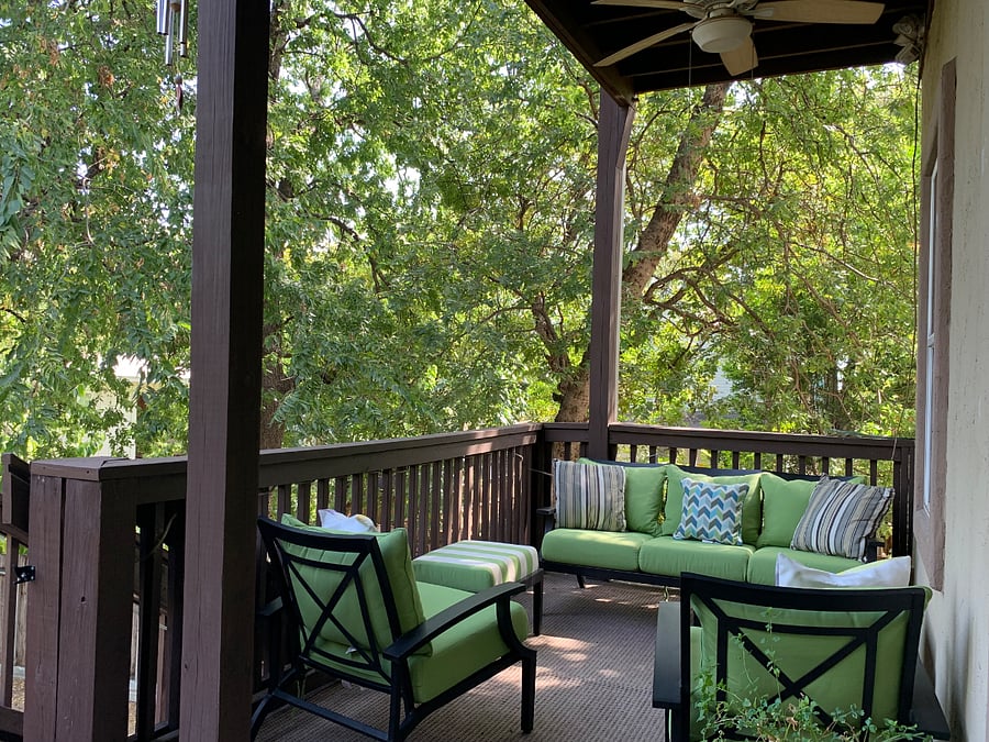 Cozy corner room with private bathroom and desk. Queen bed. Ceiling fan and TV. Wifi. Fully furnished with all bills included. Block out shades. Music themed room. Tall trees every where!