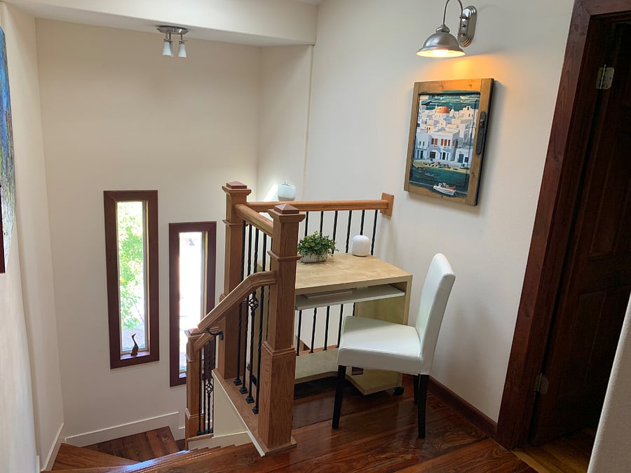 Cozy corner room with private bathroom and desk. Queen bed. Ceiling fan and TV. Wifi. Fully furnished with all bills included. Block out shades. Music themed room. Closet with hangers.
