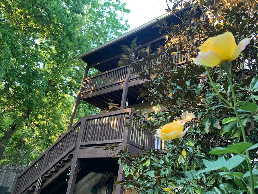Cozy corner room with private bathroom and desk. Queen bed. Ceiling fan and TV. Wifi. Fully furnished with all bills included. Block out shades. Music themed room. Affordable short term stay in Austin, Texas!