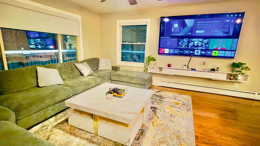 Spacious Living room with Large TV - Island and open Kitchen