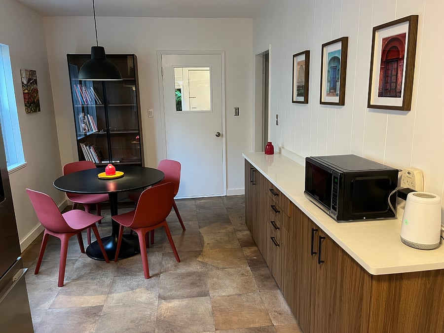eat-in kitchen