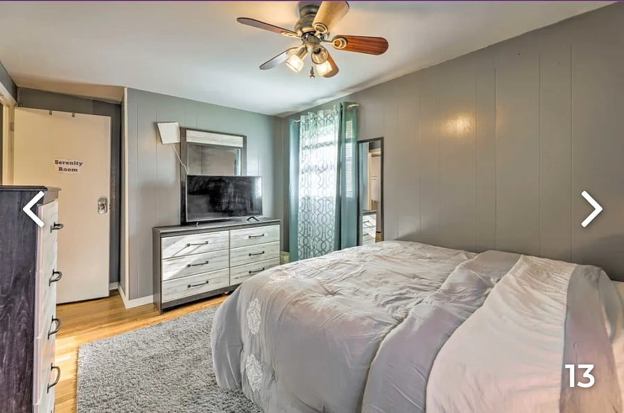 1st. Fl Serenity Room (3rd largest room)
Queen bed
Smart Tv
Dresser and Nightstand w/desk light
Wall Mirror
