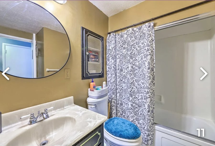 1st fl Full Bathroom
-Large
-Has hair dryer
-Stocked with hand soap, paper towels, toilet paper and bobywash