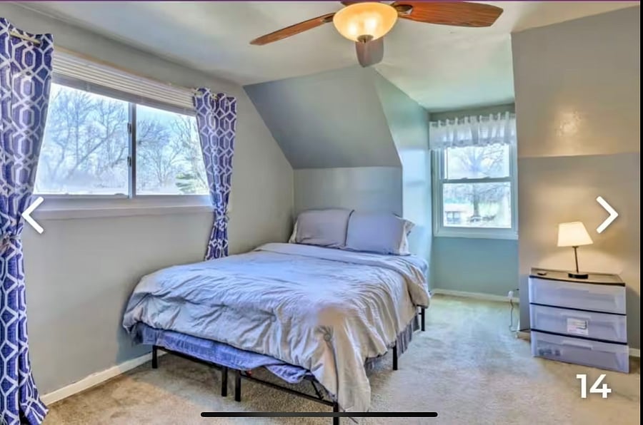 -2nd floor Relaxation Room (2nd largest room)
-Queen Bed
-smart Tv
-wall mirror
-desk with lamp
-carpet floors