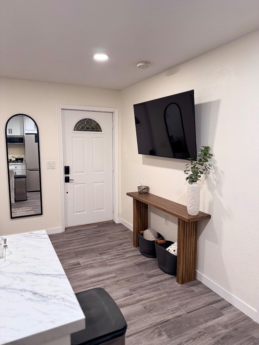 Entrance to guesthouse, 55 Smart TV