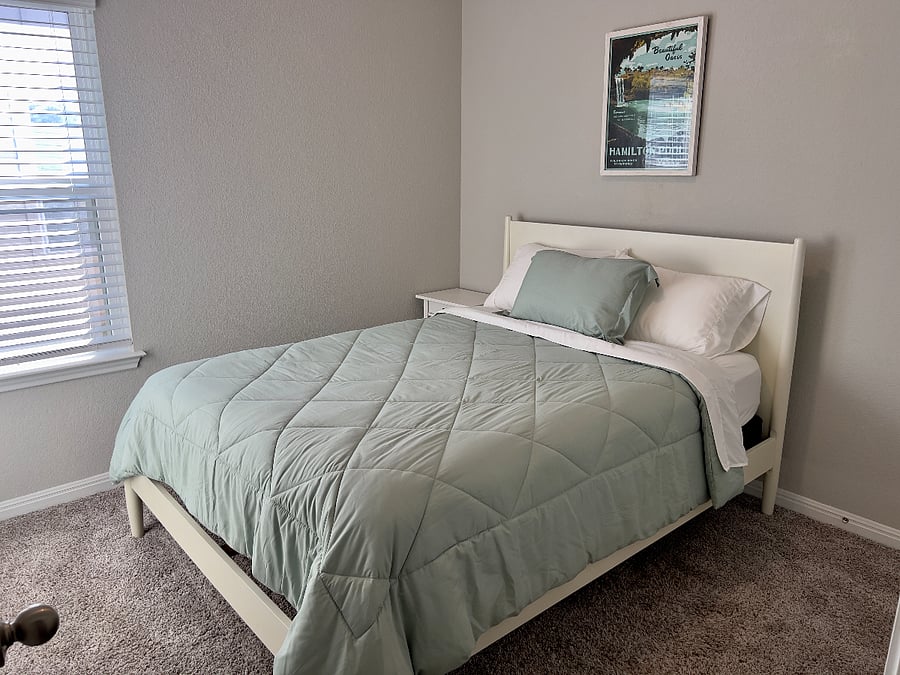 Second Bedroom (Queen Bed)