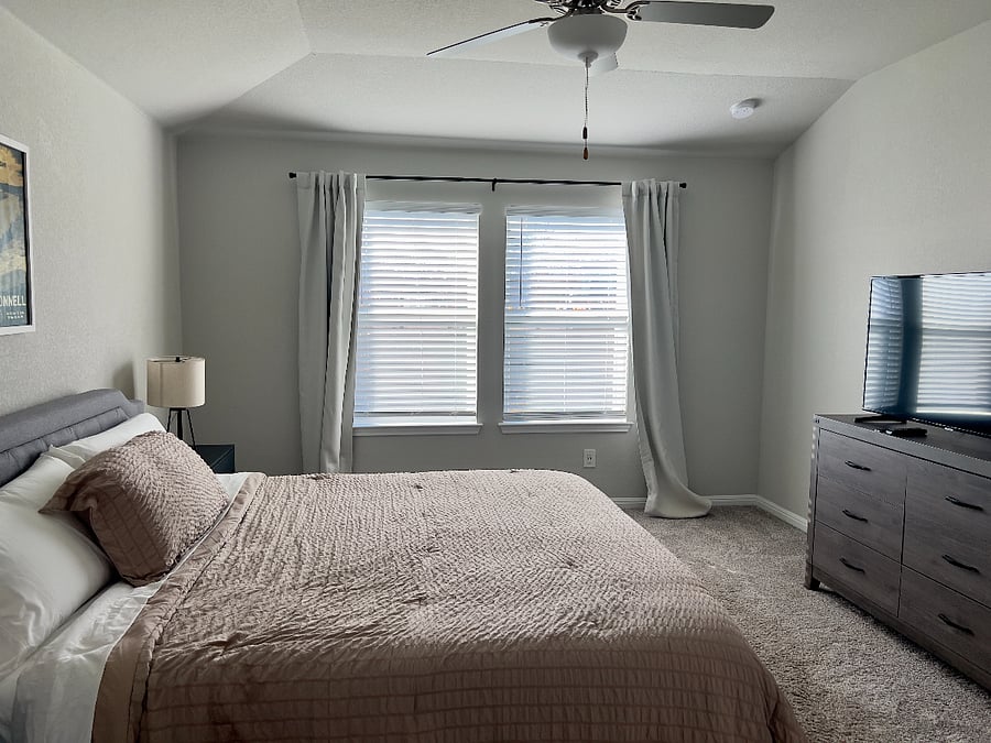 Master Bedroom (King Bed)