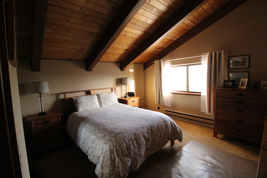 seconf bed room  
queen bed