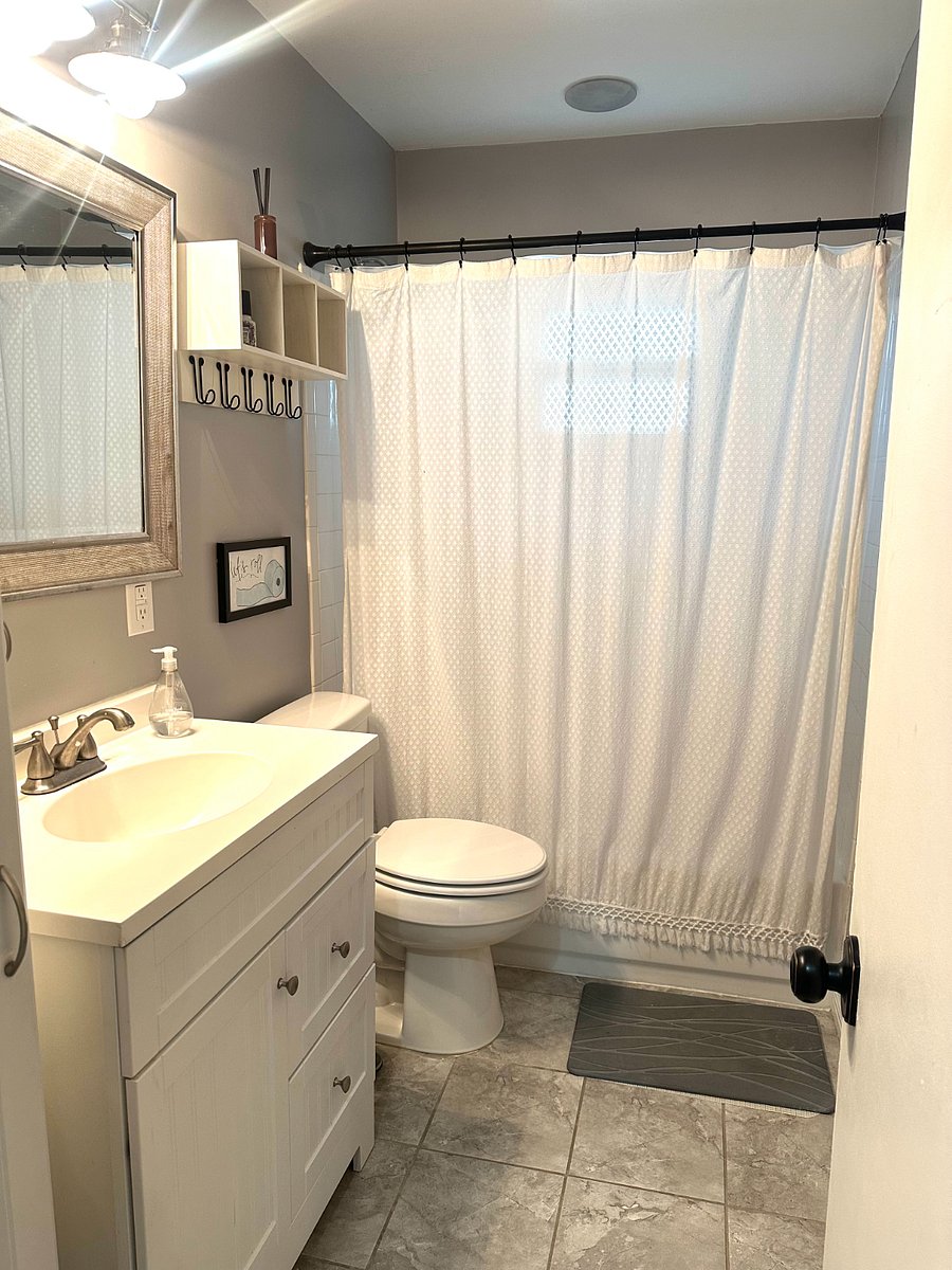 Full Bathroom #1