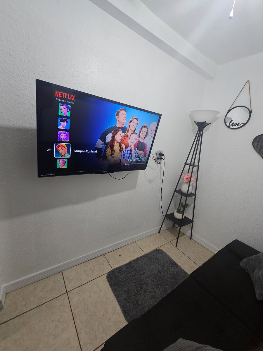 Small smart 32 in TV with free wifi and Netflix (sorry cable noy included). Extra room with futon folds into a twin bed.