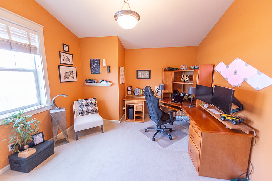 Light and bright office, equipped with Fiber 2G internet and three monitors for a comfortable work environment.
