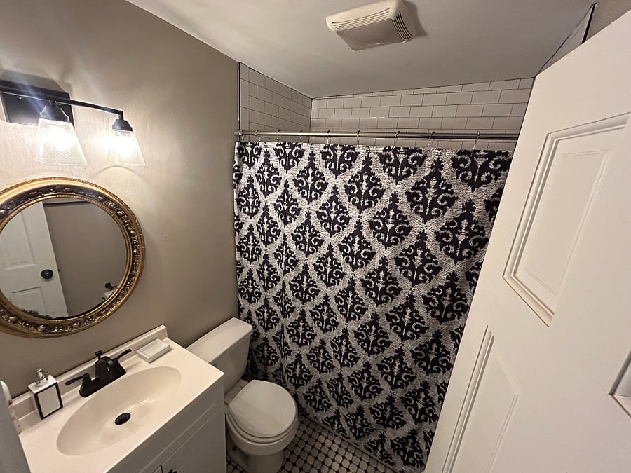 Bathroom with shower/tub combo