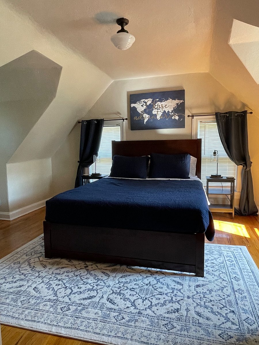 Upstairs queen bedroom w/twin trundle