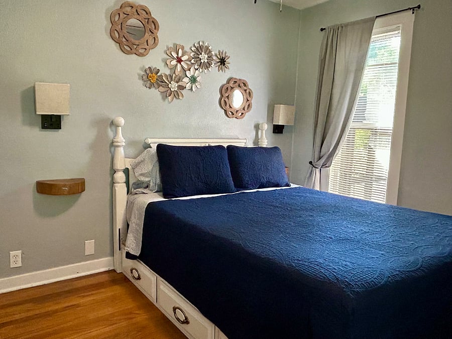 Main floor bedroom (Queen)
