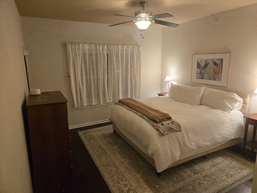 Master Bedroom - 1 king bed