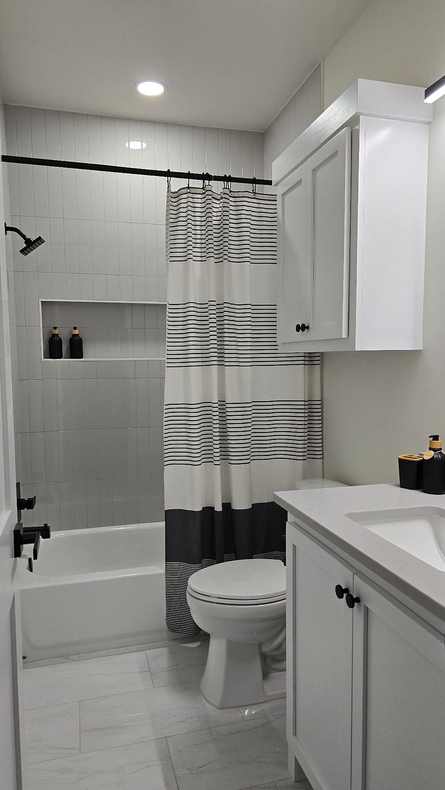 Upstairs full bathroom 