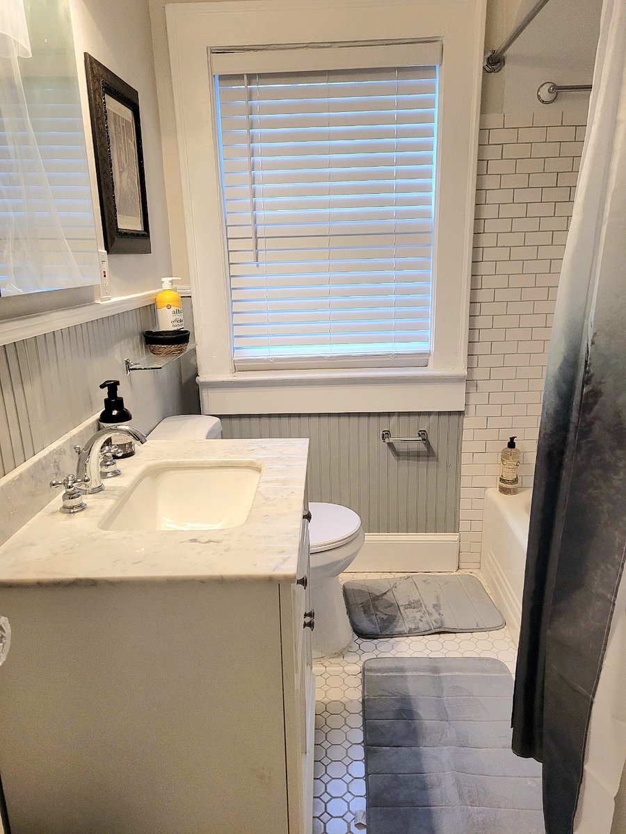 Hall / 2nd bathroom 