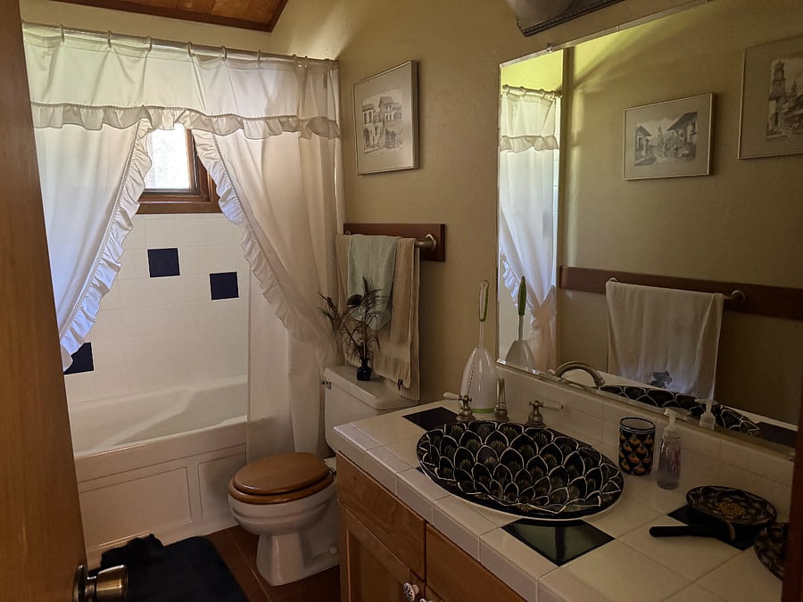 Upstairs bathroom with tub/shower