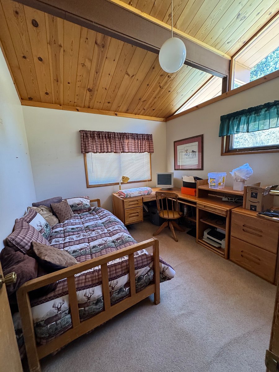 Upstairs bedroom 1 with twin bed and desk