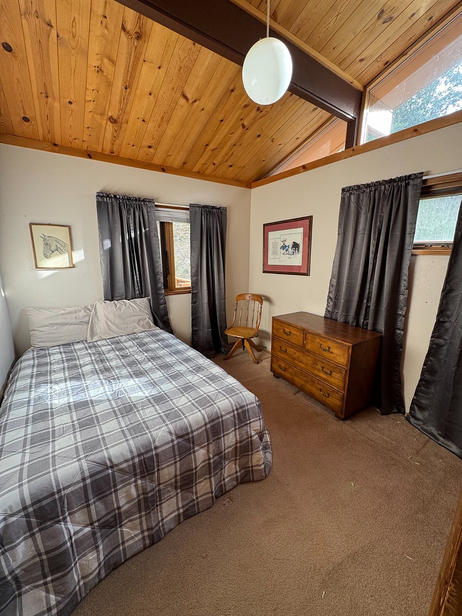 Upstairs bedroom 2 with full size bed