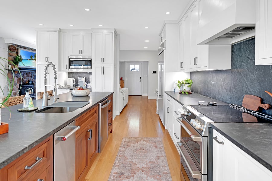 Fully stocked kitchen with all major appliances