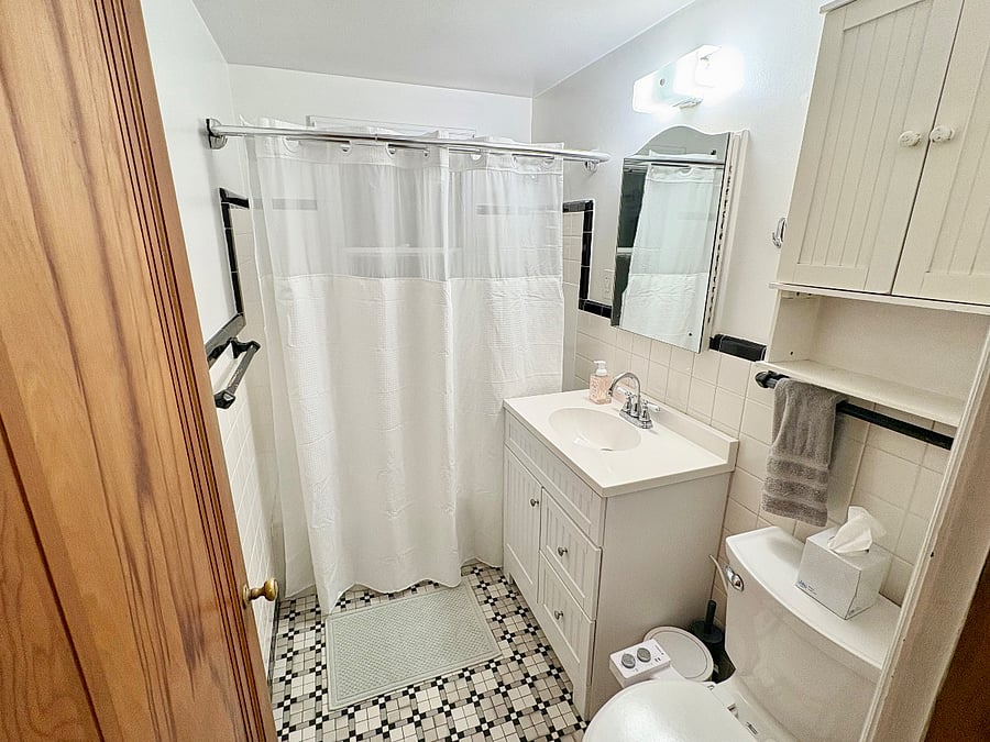 Towels and linens provided.