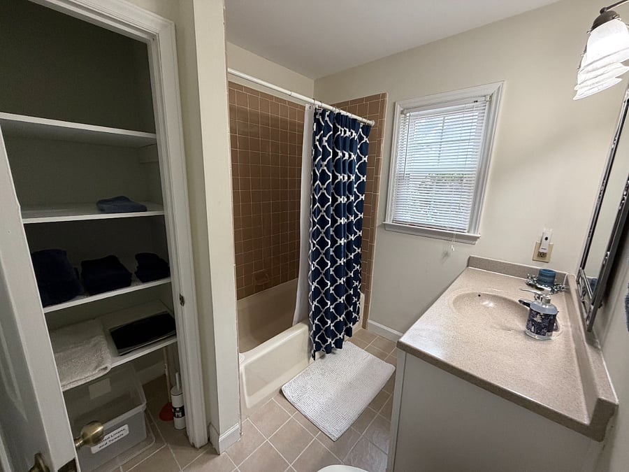 Bathroom with tub/shower and additional closet