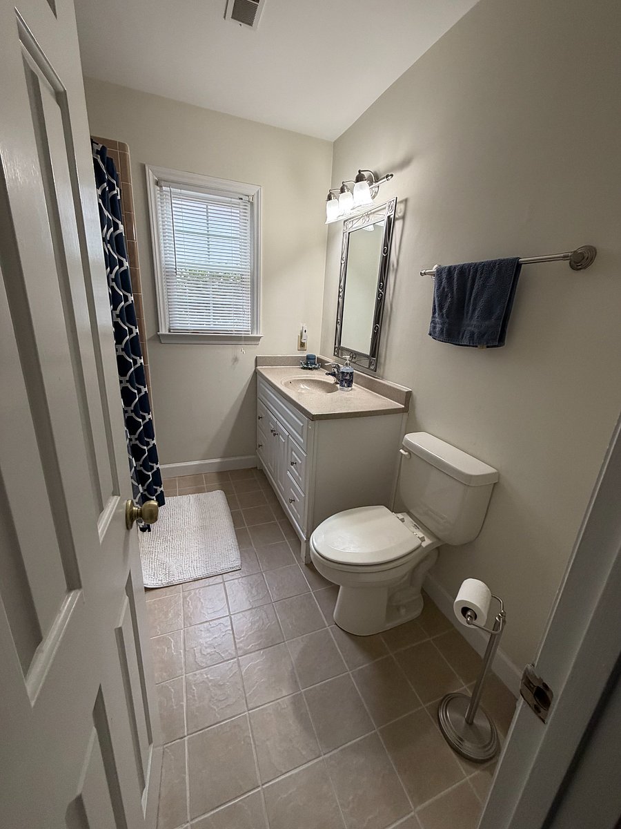 Bathroom ensuite to bedroom