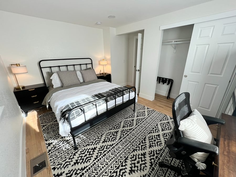 Second bedroom w/ Queen Bed